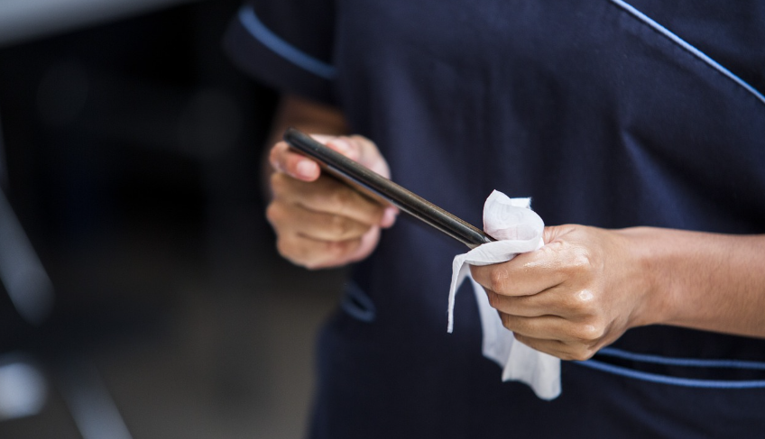 Comment nettoyer efficacement sa coque de téléphone ?