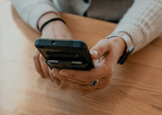 Quand mon téléphone sonne, l'écran reste noir. Que faire ?