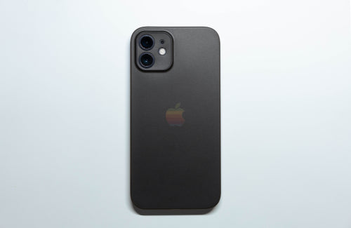 Plusieurs coques d'iPhone 11 sont exposées dans un magasin, de différentes couleurs